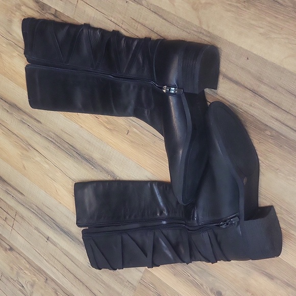 BCBGENERATION Black JL-JANISS Leather Criss-cross Zip Up Knee High Boot - Picture 10 of 16